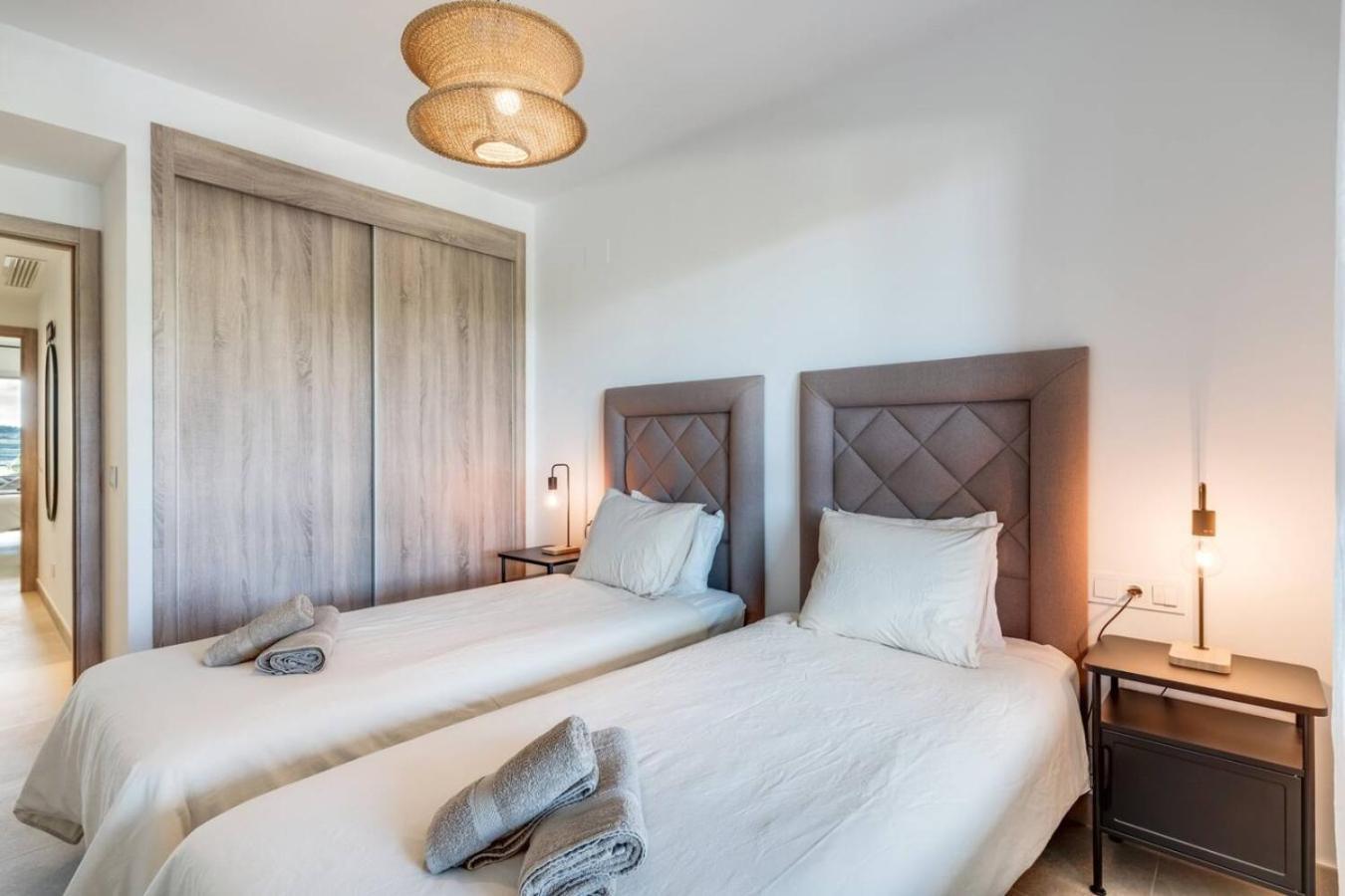 2br Sunny Golf Apt. Tuin Met Golfbaan Uitzicht Lägenhet Estepona