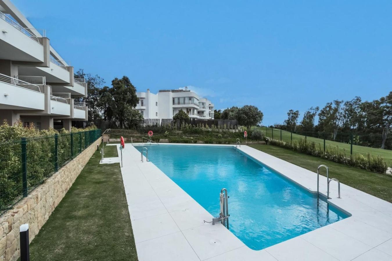 2br Sunny Golf Apt. Tuin Met Golfbaan Uitzicht Apartamento Estepona