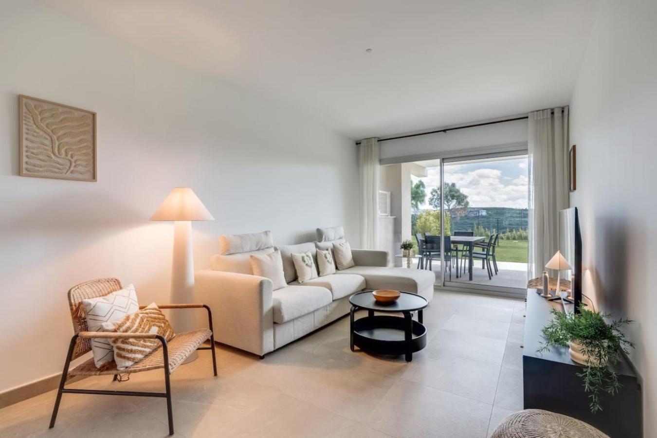 Apartamento 2br Sunny Golf Apt. Tuin Met Golfbaan Uitzicht Estepona